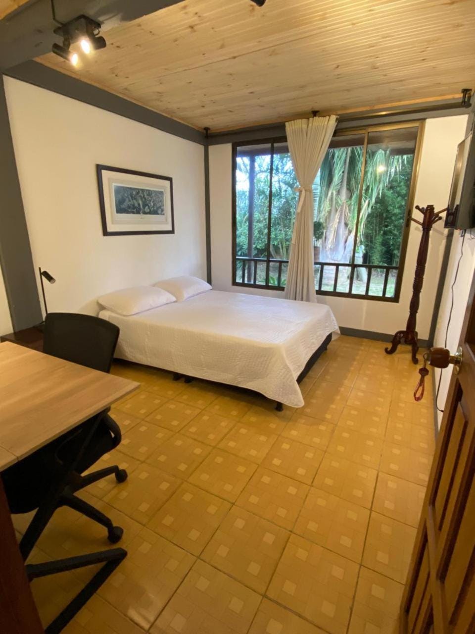 Bed, Photo of the whole room, Seating area, Bedroom