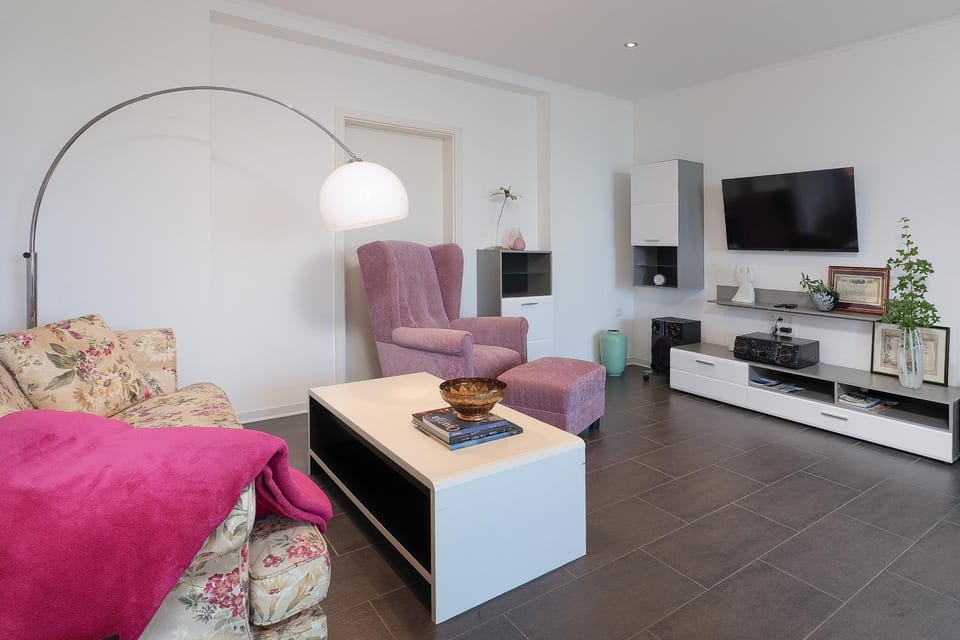 Communal lounge/ TV room, TV and multimedia, Living room, Seating area