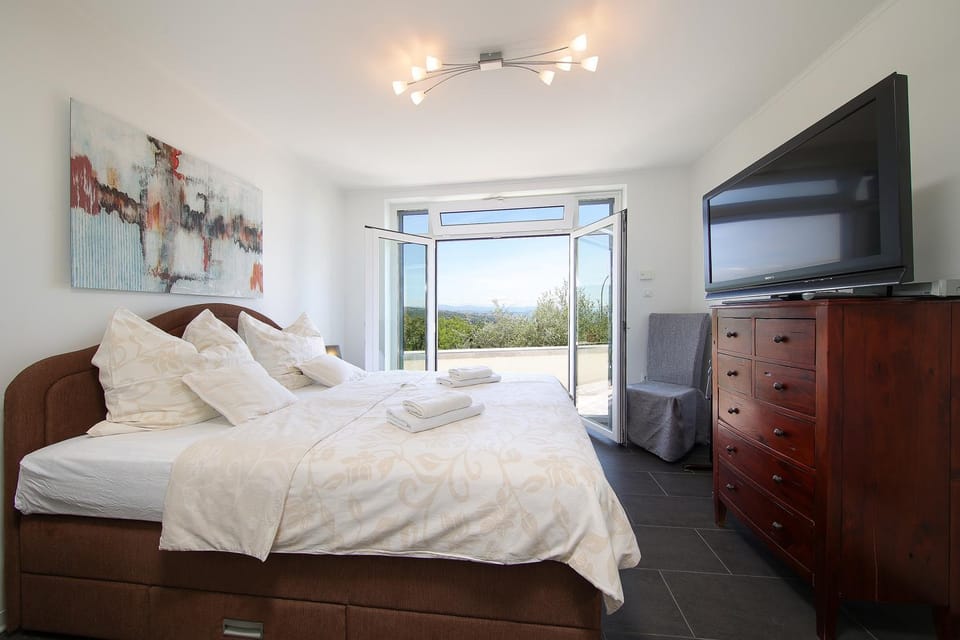 Bed, TV and multimedia, Bedroom