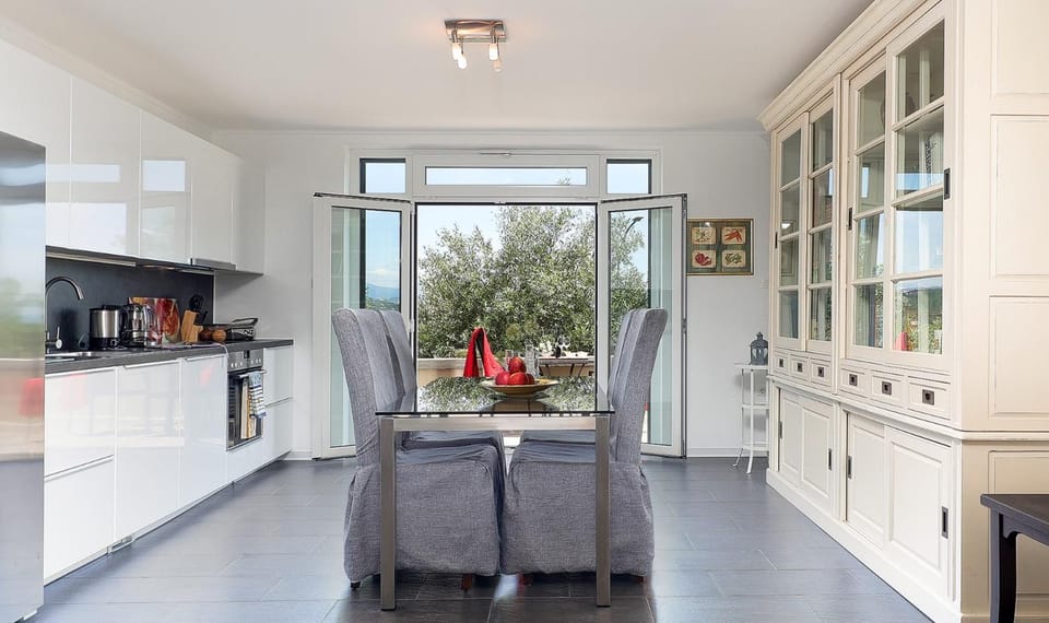 Kitchen or kitchenette, dishwasher