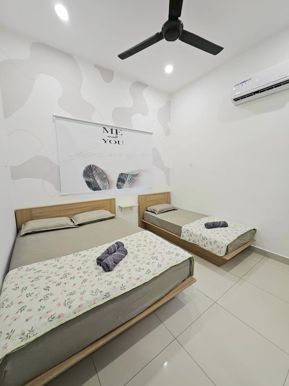 Bed, Photo of the whole room, Bedroom, fireplace, towels, air conditioner