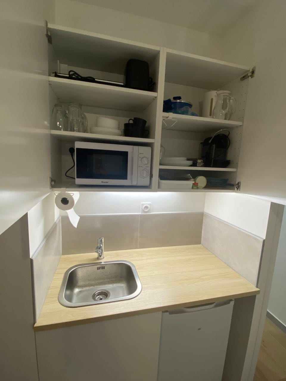 Kitchen or kitchenette, minibar