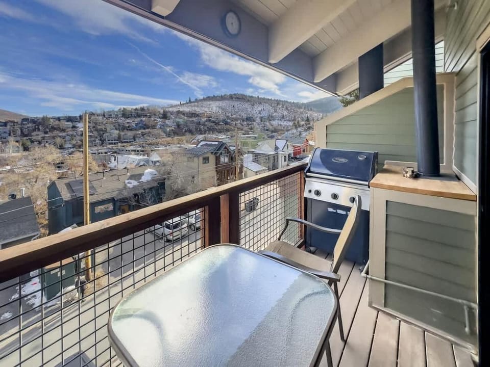 Woodside Elegance Ski-In Ski-Out Escape House in Park City
