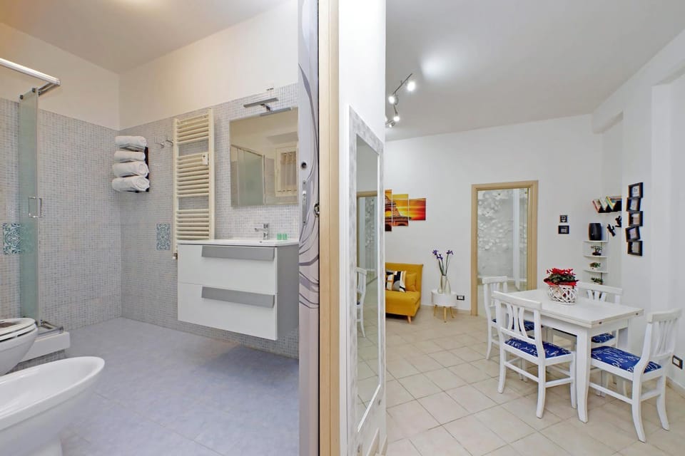 Bathroom, Living room, towels