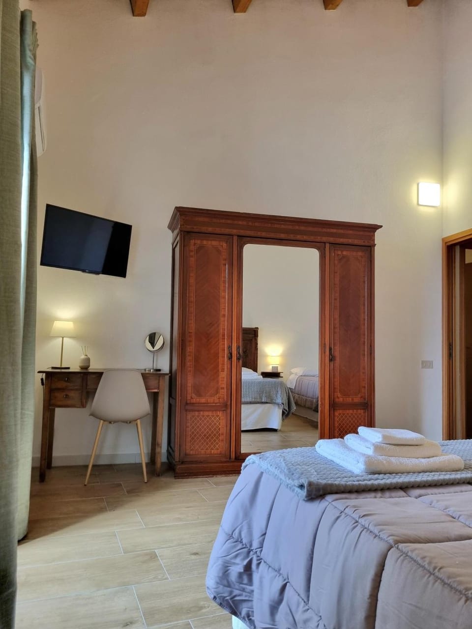 Bed, TV and multimedia, Photo of the whole room, Seating area, Bedroom, wardrobe