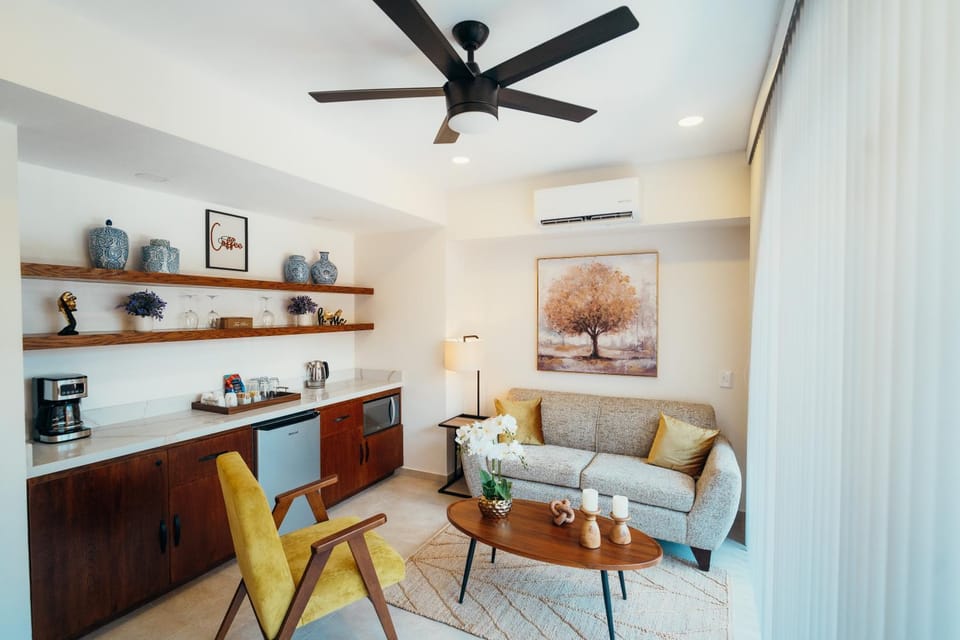 Coffee/tea facilities, Living room, Seating area, microwave, minibar, air conditioner