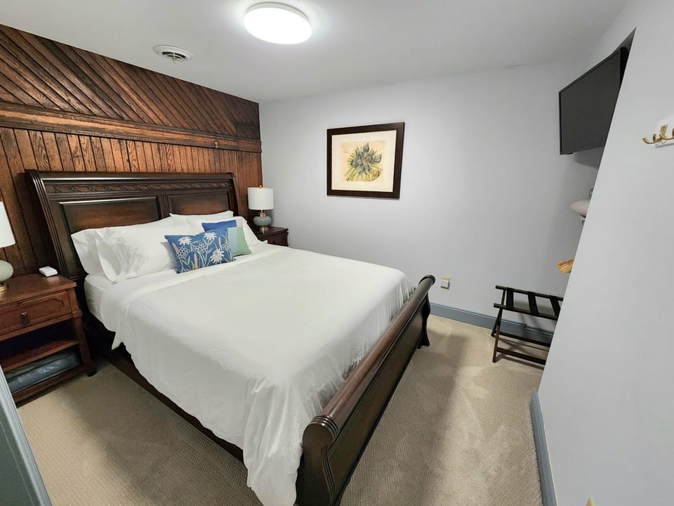 Bed, TV and multimedia, Bedroom