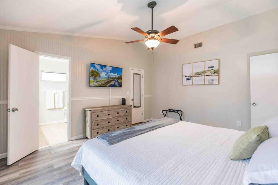 Poolside Oasis-5 miles from Venice Beach House in Venice Gardens