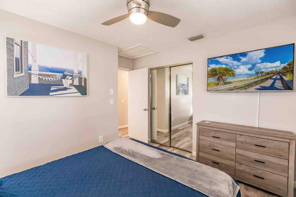 Poolside Oasis-5 miles from Venice Beach House in Venice Gardens