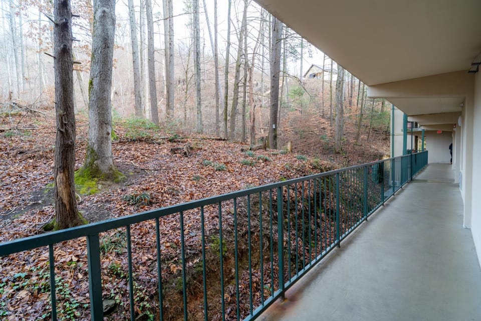 Condo in Gatlinburg very peaceful - 10 min Walk to Main Strip Apartment hotel in Gatlinburg