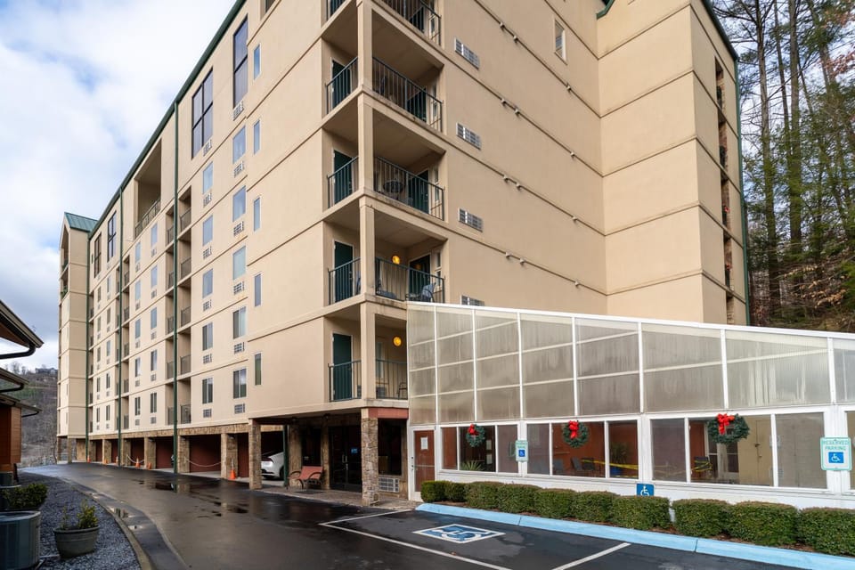 Condo in Gatlinburg very peaceful - 10 min Walk to Main Strip Apartment hotel in Gatlinburg