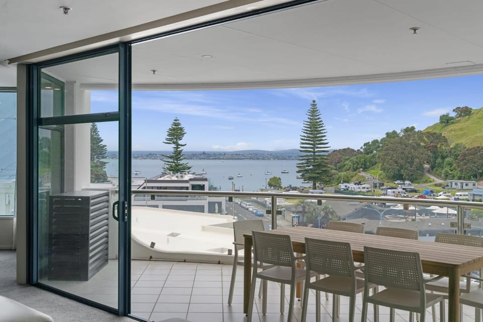 Oceanside Sunset Views Apartment in Bay Of Plenty