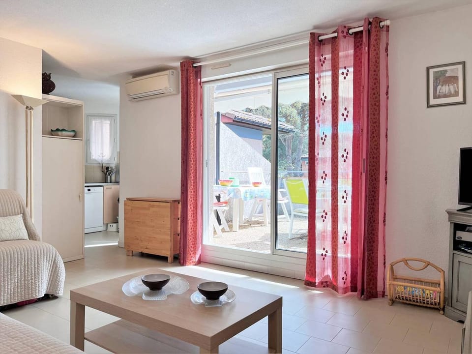 Appt Climatisé avec Piscine, 6 Couchages, Proche Plage, 2 Terrasses, Parking – Le Lavandou - FR-1-251-551 Apartment in Le Lavandou