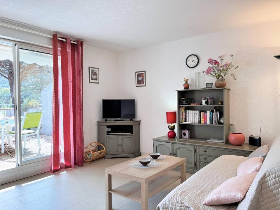 Appt Climatisé avec Piscine, 6 Couchages, Proche Plage, 2 Terrasses, Parking – Le Lavandou - FR-1-251-551 Apartment in Le Lavandou