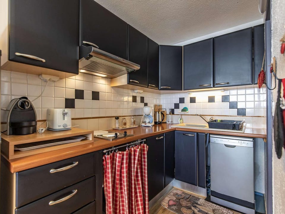 Studio cabine 5 pers, balcon, cuisine équipée, casier à ski - FR-1-404-351 Cabin in Occitanie