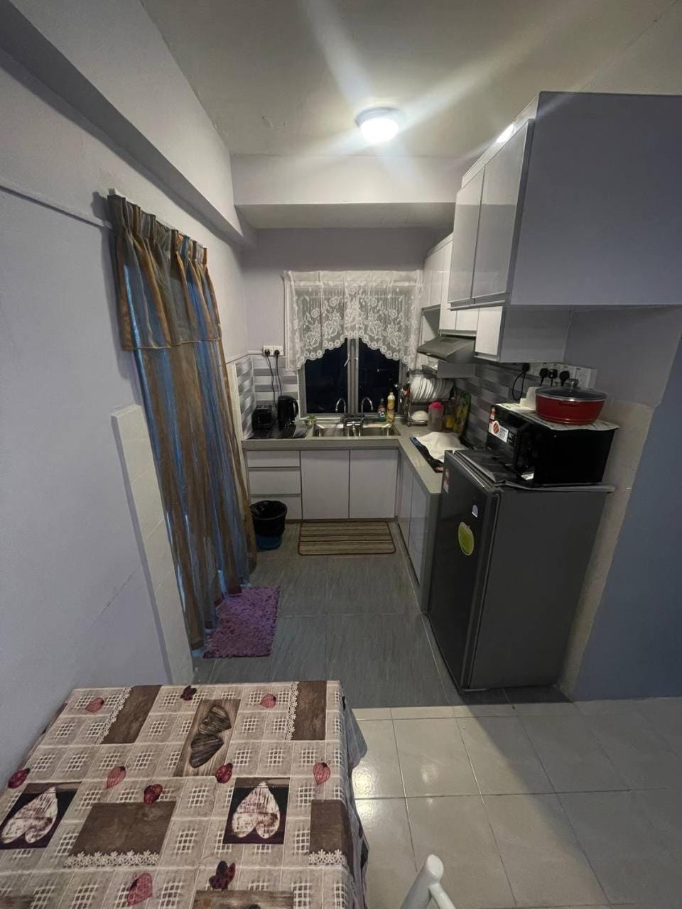 Kitchen or kitchenette, minibar