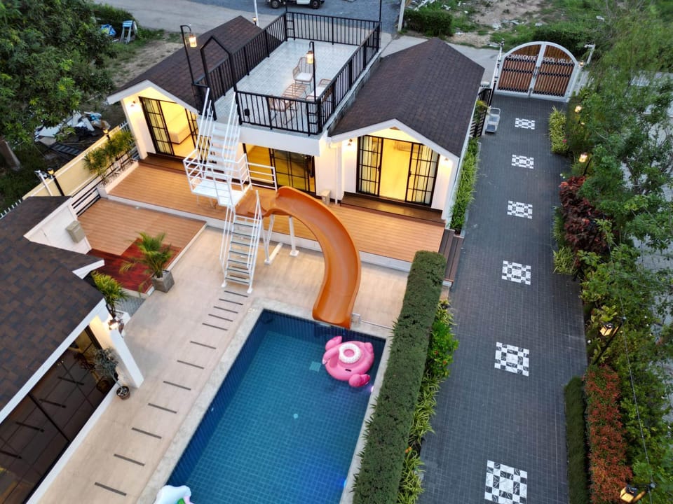 Property building, Patio, Day, Garden view, Pool view, sunbed