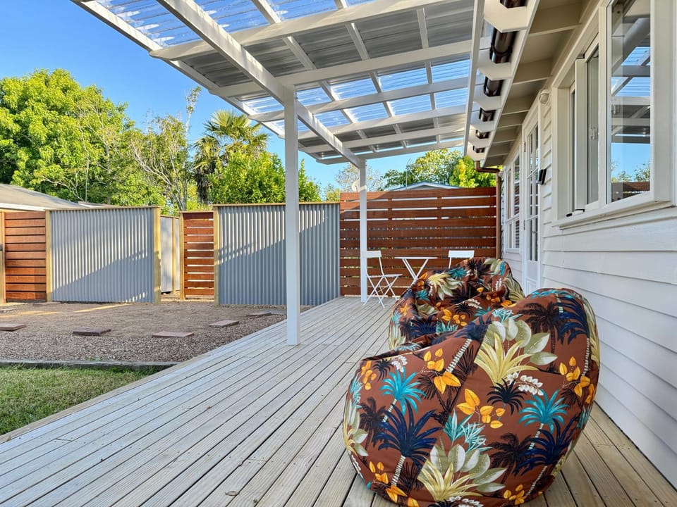 Property building, Patio, Balcony/Terrace, Seating area, Garden view