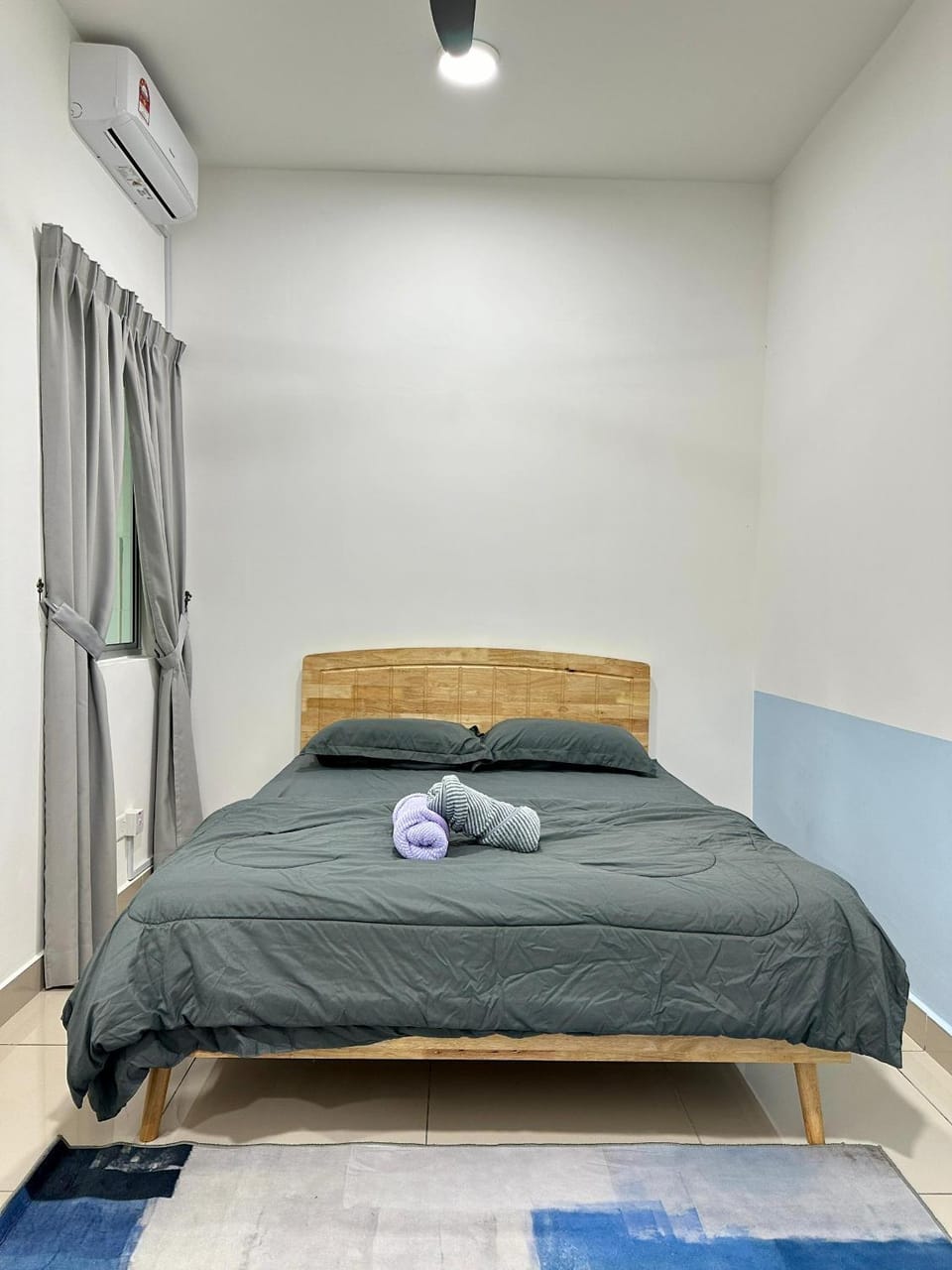 Bed, towels, air conditioner