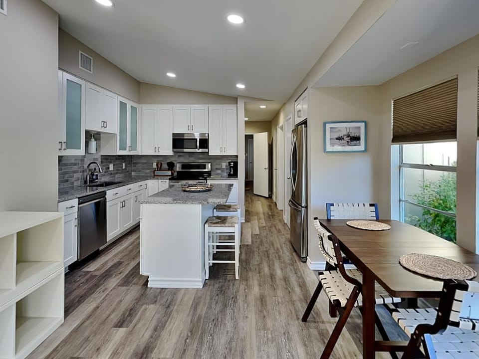 Kitchen or kitchenette, Seating area, Dining area, microwave, oven, stove, kitchen
