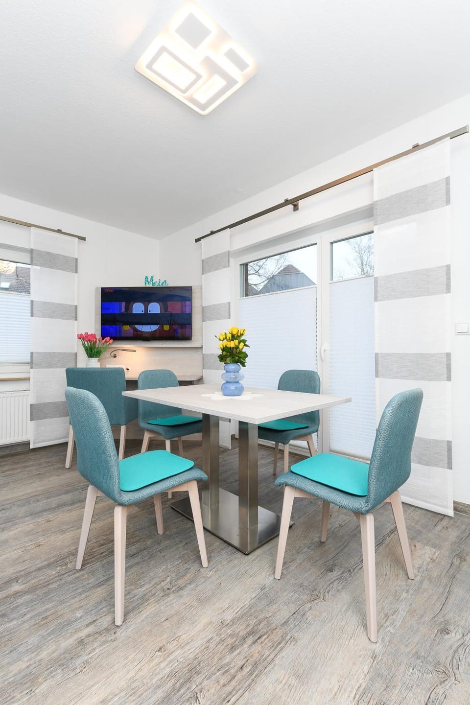 TV and multimedia, Living room, Seating area, Dining area