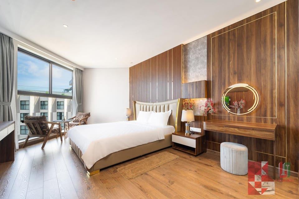 Bed, Photo of the whole room, Seating area, Bedroom