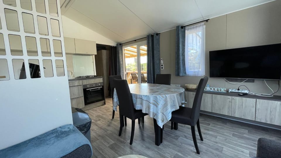 Communal lounge/ TV room, TV and multimedia, Living room, Dining area