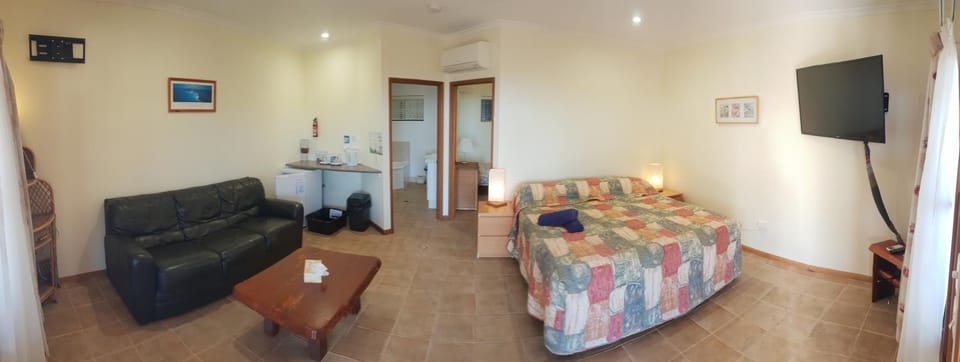 Bed, Coffee/tea facilities, Kitchen or kitchenette, Living room, Dining area, Bedroom