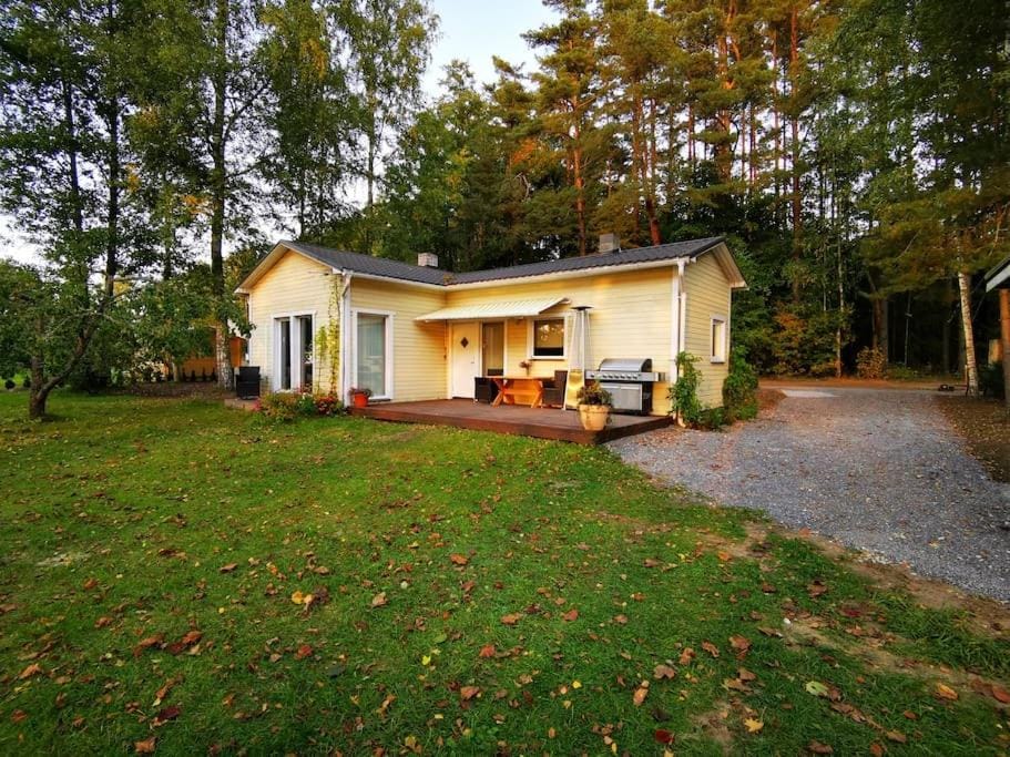 Hide in the nature – cozy lakeside saunacottage House in Estonia