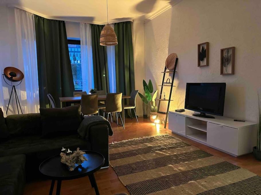 Communal lounge/ TV room, TV and multimedia, Living room, Seating area, Evening entertainment
