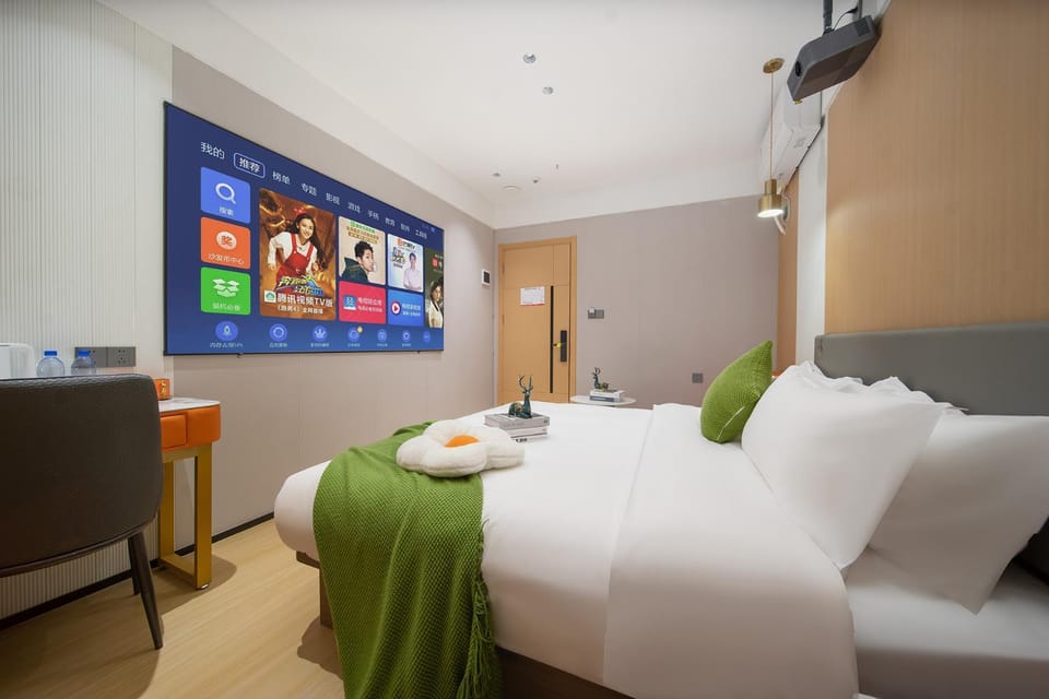 Bed, TV and multimedia, Photo of the whole room, Bedroom