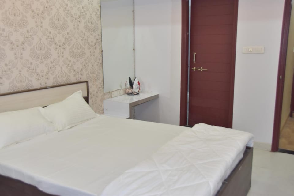 Leela Homestay Indore - Orchid - One Bedroom with Hall and balcony Apartment in India