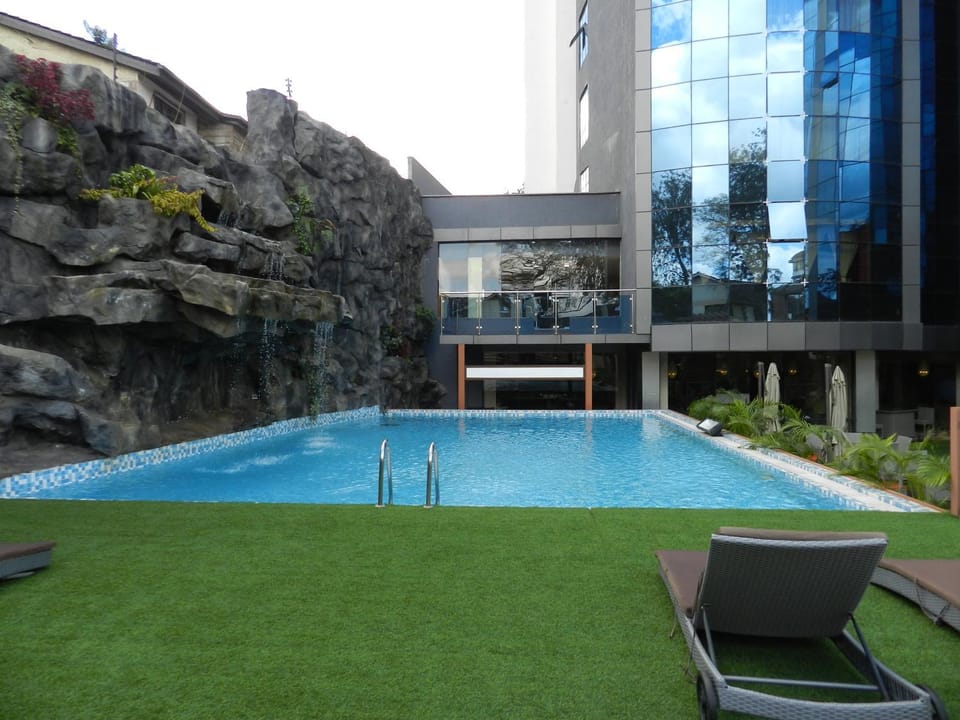 Property building, Day, Garden, Pool view, Swimming pool, bunk bed, sunbed