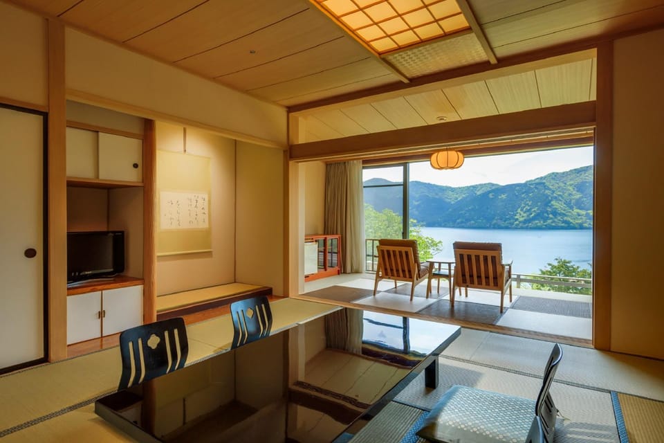 Photo of the whole room, Lake view