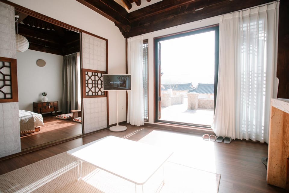 Bed, Natural landscape, TV and multimedia, Living room, Photo of the whole room, Bedroom