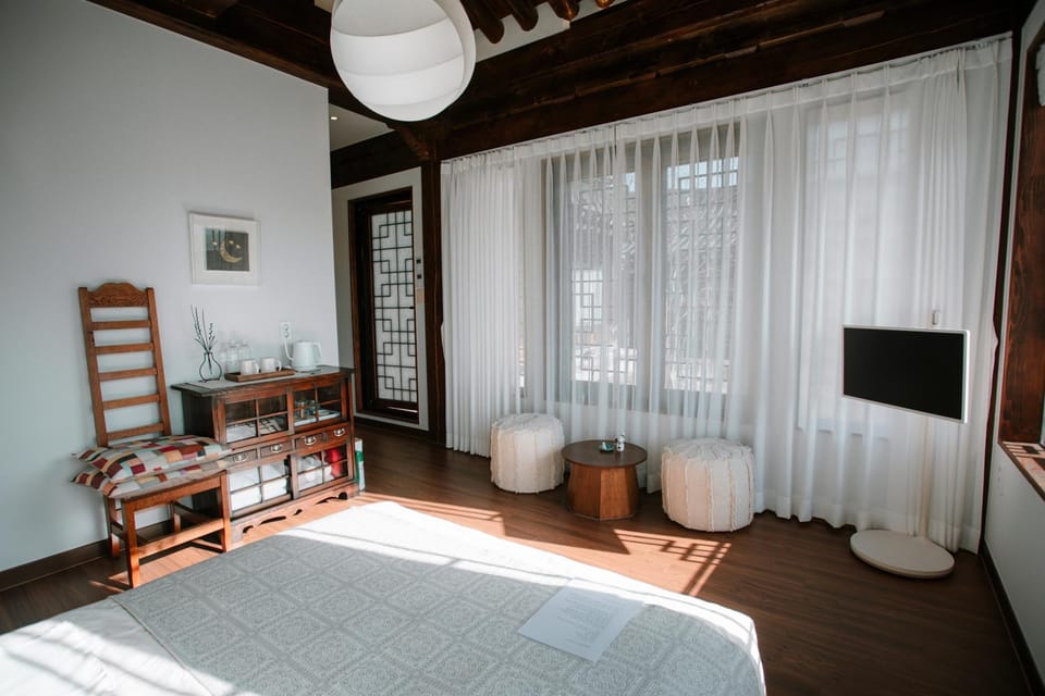 Bed, TV and multimedia, Photo of the whole room, Bedroom, hair dresser