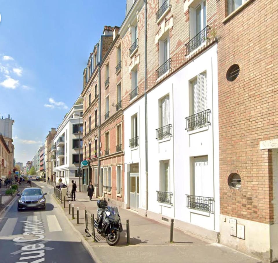 Facade/entrance, Neighbourhood, Location