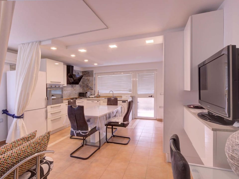 Kitchen or kitchenette, Living room, Dining area