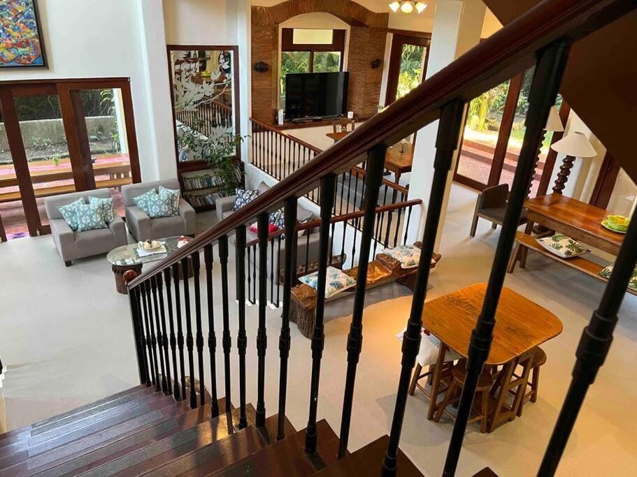 Private and Spacious 4BR 4Bath Villa in Tagaytay , Gated, Near Picnic Grove House in Tagaytay