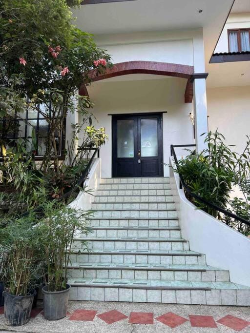 Private and Spacious 4BR 4Bath Villa in Tagaytay , Gated, Near Picnic Grove House in Tagaytay