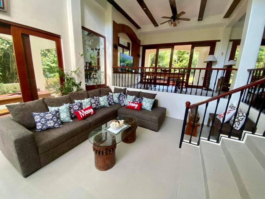 Private and Spacious 4BR 4Bath Villa in Tagaytay , Gated, Near Picnic Grove House in Tagaytay