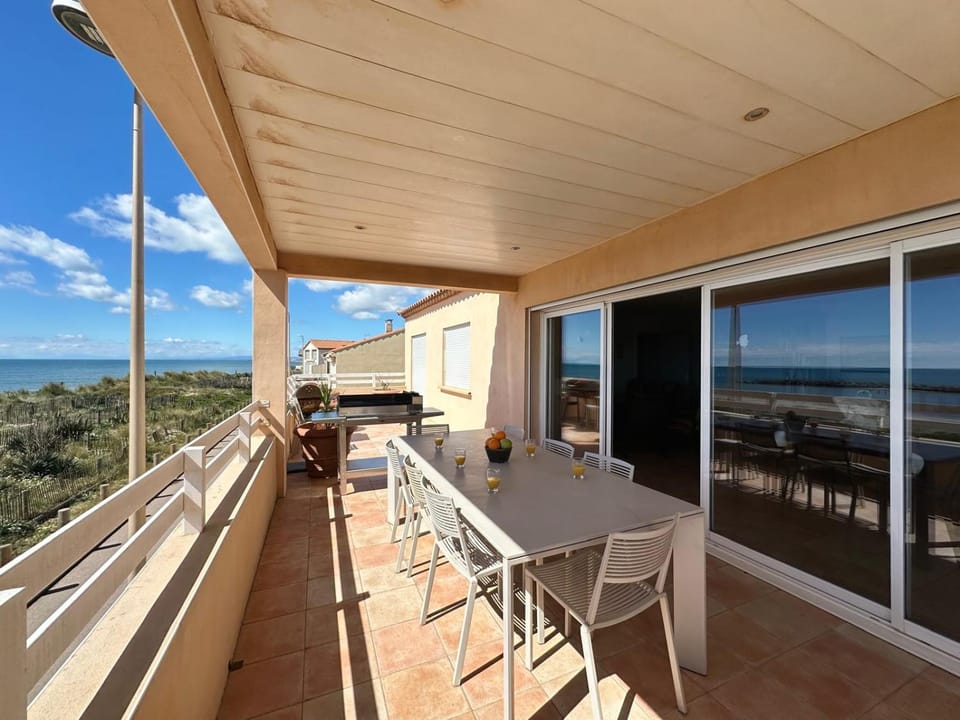 View (from property/room), Balcony/Terrace, Dining area, Sea view