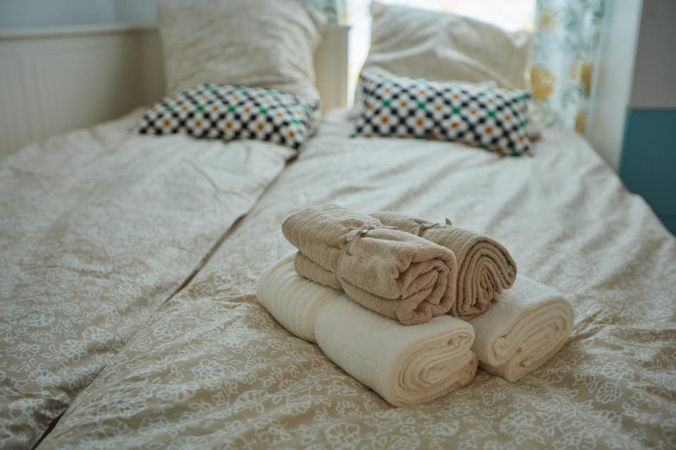 Bed, Bedroom, towels