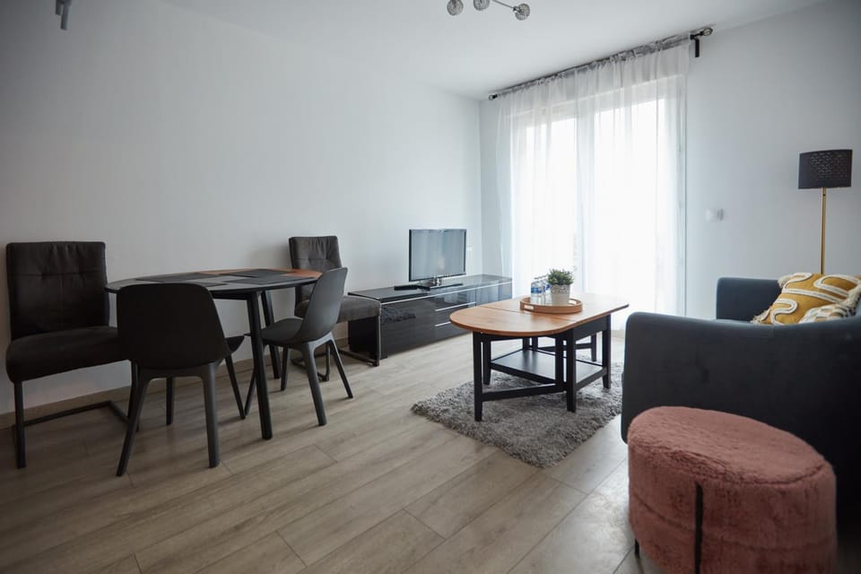 TV and multimedia, Living room, Seating area, Dining area, Evening entertainment
