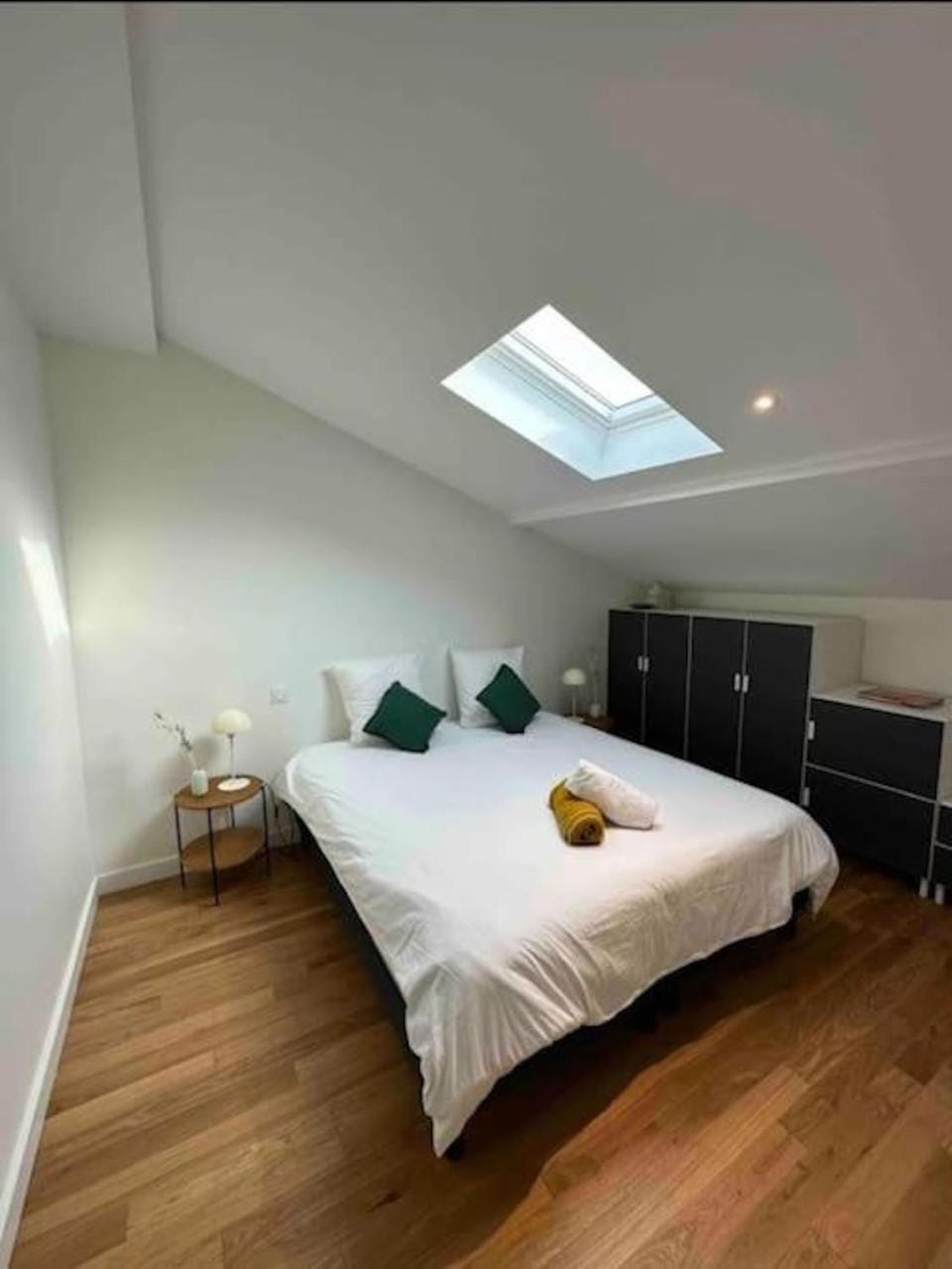 Bed, Photo of the whole room, Bedroom, towels