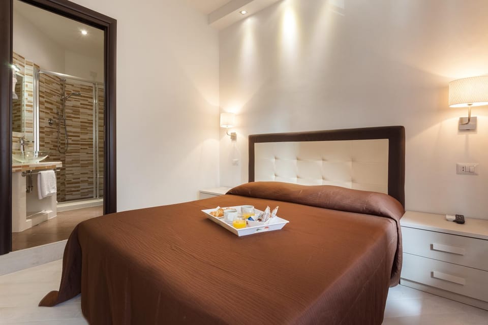 Shower, Bathroom, Photo of the whole room, Bedroom, Breakfast, Drinks