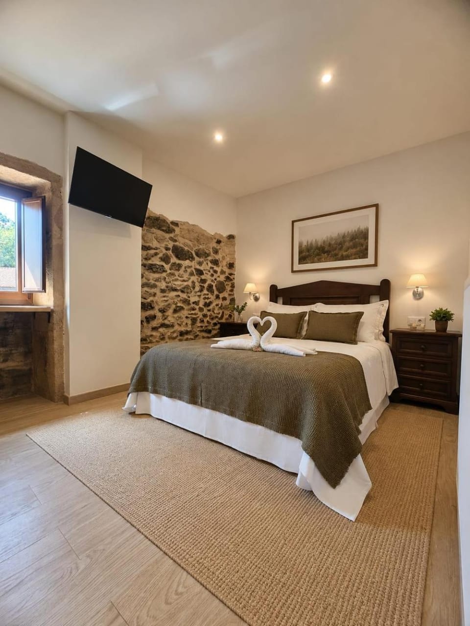 Bed, TV and multimedia, Photo of the whole room, Bedroom