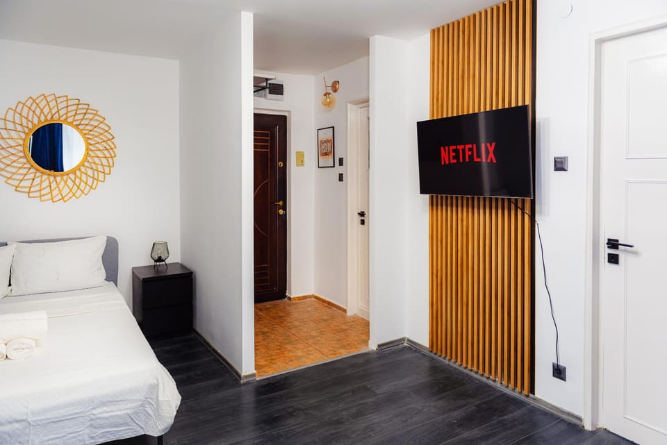 Bed, TV and multimedia, Evening entertainment, Bedroom