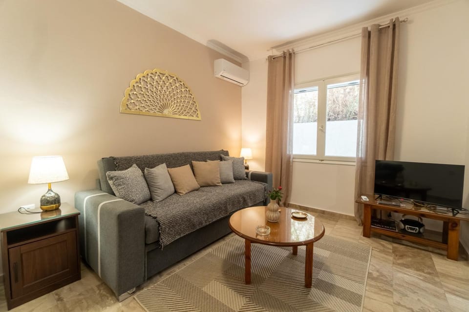 Communal lounge/ TV room, TV and multimedia, Living room, Seating area, air conditioner