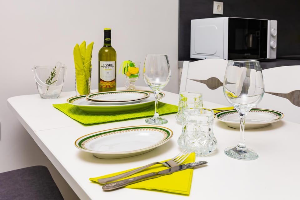 TV and multimedia, Food and drinks, Dining area, Food, Drinks